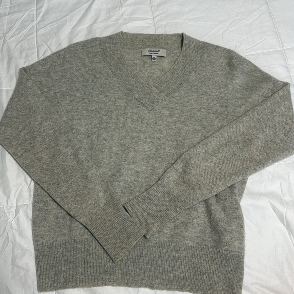 Madewell Cashmere V-Neck Sweater in Heather Shawdow - Picture 2 of 7
